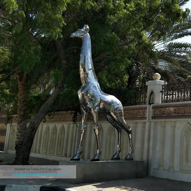 Giraffe metal sculpture
