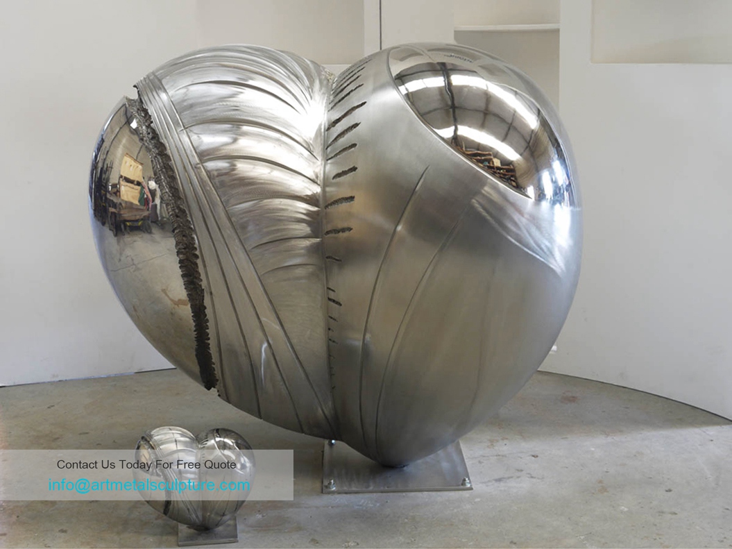 Metal baloon heart sculpture