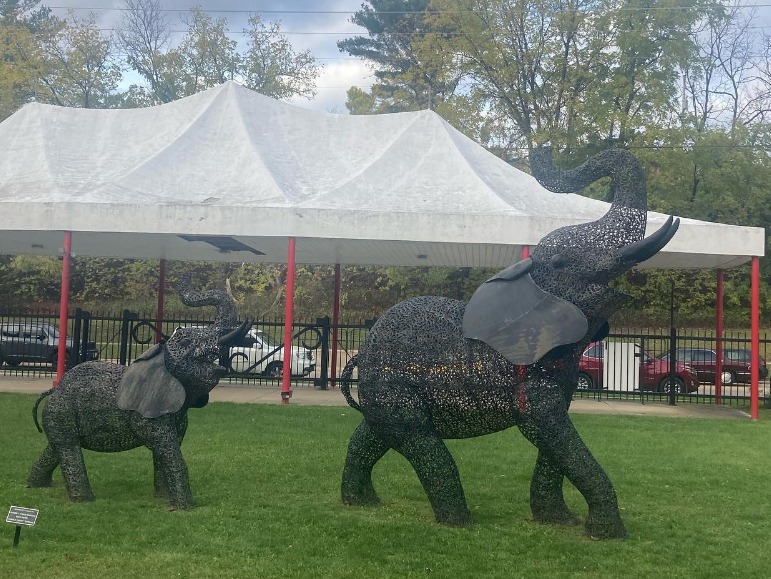Stainless steel mesh elephant sculpture