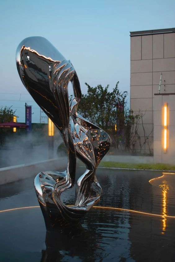 Polished stainless steel high grade sculpture