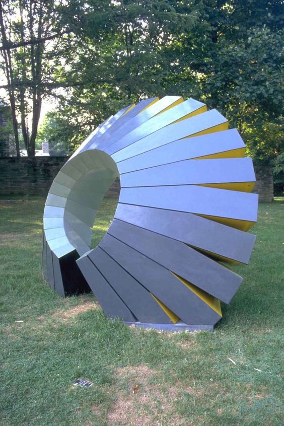 Keyhole garden metal sculpture (1)