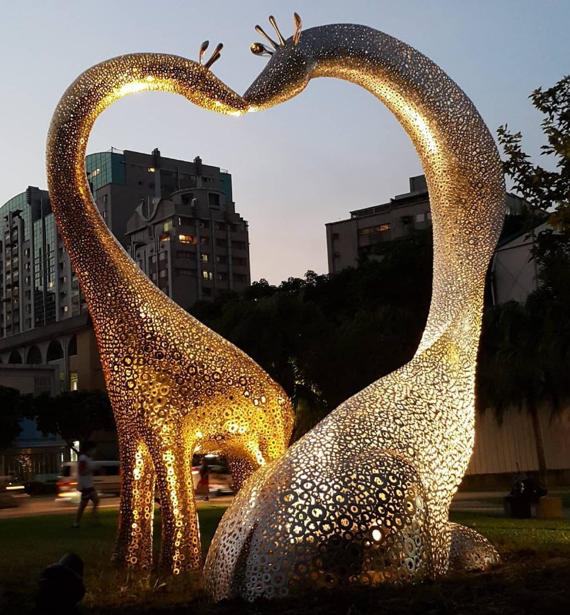 Love Giraffe Metal mesh sculpture (2)