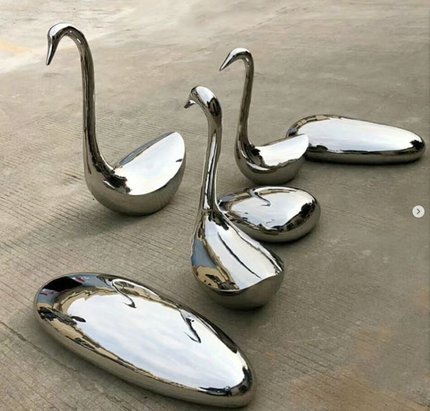three swans mirror sculptures (1)