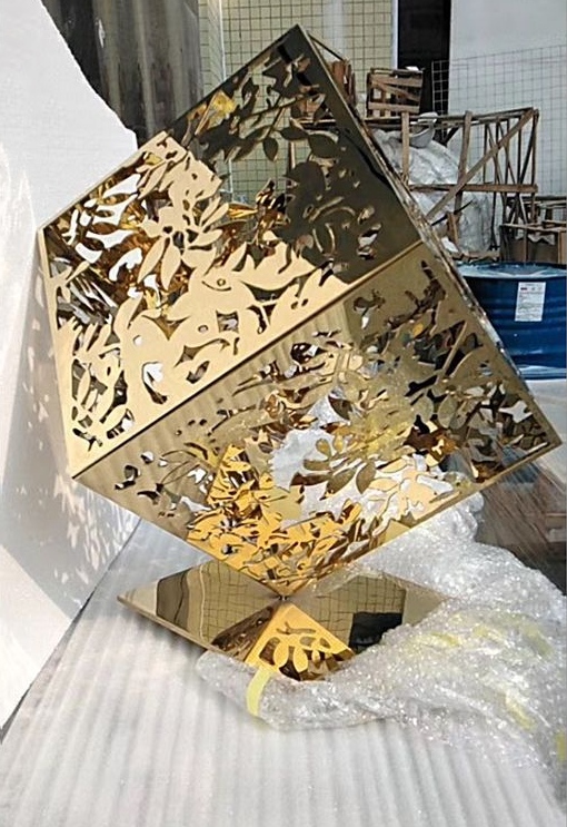 Golden metal Mirror Stainless Steel Hollow flower cube Sculpture garden design